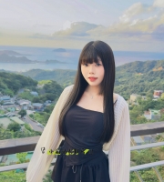 露露 162cm.F.49kg.24歲    #爆乳甜妹  胸前曲線超吸睛